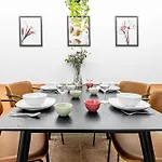 Days - With Netflix At Namesti Miru Apartman