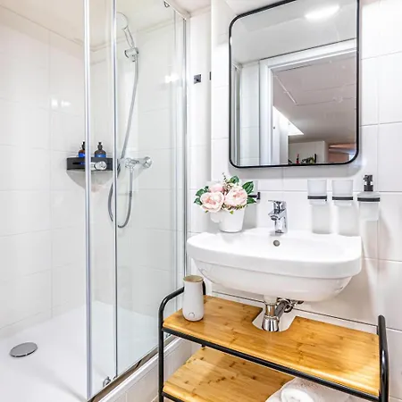 Days - Industrial - Netflix - Namesti Miru Appartement